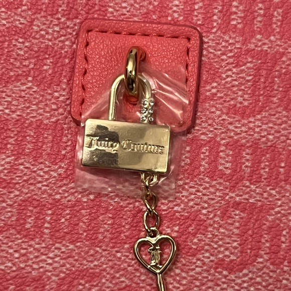 ❌SOLD❌JUICY COUTURE WRISTLET HEART ZIP AROUND Authentic NEW WITH TAGS - Picture 2 of 5